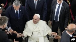El papa Francisco sonríe al final de una reunión con sacerdotes, religiosos y religiosas, seminaristas y catequistas en la catedral de Nuestra Señora del Perpetuo Socorro, en Nur-Sultan, Kazajistán, el 15 de septiembre de 2022. (AP Foto/Alexander Zemlianichenko)