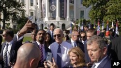 El presidente Joe Biden posa para una foto después de hablar en el jardín sur de la Casa Blanca en Washington, el martes 13 de septiembre de 2022