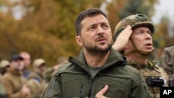 Ukrajinski predsednik Zelenski peva himnu za vreme posete gradu Izjumu u regionu Harkov, 14. septembra 2022, na fotografiji koju je njegova pres služba dostavila agenciji Asošijeted pres.