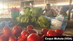 Tomate e repolho, produtos da cesta básica angolana, à venda num mercado em Luanda.