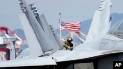 AQShning yadro qurollari bilan johozlangan "USS Ronald Reagan" avianosetsidagi "F/A-18 Hornet" qiruvchi samolyoti, 2022-yil, 23-sentabr