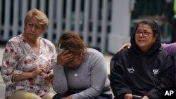 La gente se reúne en la calle luego de un terremoto de magnitud 7,6 en la Ciudad de México, el lunes 19 de septiembre de 2022