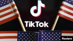TikTok標誌與美國國旗。