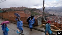 Trabajadores de Salud recorren las calles de La Paz, la capitalk de Bolivia, como parte de la campaña de vacunación contra el COVID1-9 en enero de 2022.