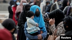 Kobulda Turkiyadan kelgan yordamni olish uchun yig'ilgan odamlar, 15-dekabr, 2021 