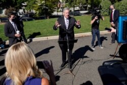 El jefe del gabinete, Mark Meadows, dijo a reporteros en la Casa Blaca el viernes 2 de octubre de 2020 que el presidente Donald Trump tiene síntomas leves de coronavirus y seguirá trabajando.