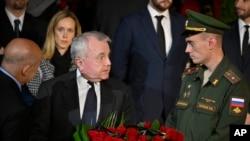 El embajador de Estados Unidos en Rusia, John Joseph Sullivan, en el centro, camina hacia el ataúd del expresidente soviético Mikhail Gorbachev dentro del Salón del Pilar de la Casa de los Sindicatos durante una ceremonia de despedida en Moscú, Rusia, el 3 de septiembre de 2022.