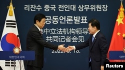 김진표(오른쪽) 한국 국회의장과 리잔수 중국 전국인민대표대회 상무위원장이 16일 서울에서 회담 후 공동 언론발표 중 악수하고 있다.