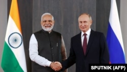 Президент Росії Володимир Путін зустрічається з прем’єр-міністром Індії Нарендрою Моді на полях саміту лідерів Шанхайської організації співробітництва (ШОС) у Самарканді 16 вересня 2022 року. (Фото Олександра Дем’янчука / SPUTNIK / AFP)