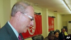 Christopher McMullen, embaixador americano em Luanda 
