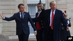 Presiden Donald Trump disambut Presiden Perancis Emmanuel Macron di Istana Elysee Palace di Paris, 10 November 2018. 
