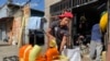 Jhonkleyver Chirinos, de 16 años, combina sus estudios con el trabajo en una ferretería local en Venezuela.