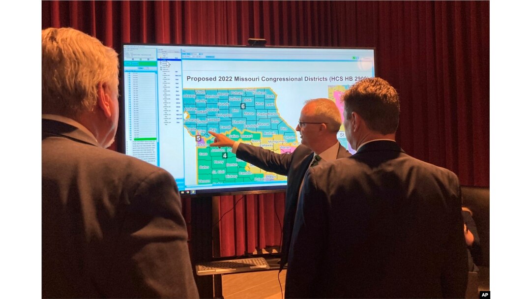 Dag Riči, član Predstavničkog doma države Misuri, pokazuje prijedlog promjene kongresne mape izbornih okruga tokom debate u Predstavničkom domu 9. maja 2022. u Džeferson Sitiju, Misuri.