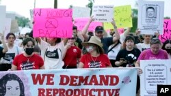 Los manifestantes marchan alrededor del Capitolio de Arizona después de la decisión de la Corte Suprema de anular la histórica decisión de aborto de Roe v. Wade el 24 de junio de 2022, en Phoenix.