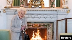 La reina Isabel de Gran Bretaña espera para recibir a Liz Truss para una audiencia, donde invitó a la líder recién elegida del Partido Conservador a convertirse en Primera Ministra y formar un nuevo gobierno, en el Castillo de Balmoral, Escocia, el 6 de septiembre de 2022. 