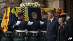 Desde la segunda a la derecha, el vicealmirante Timothy Laurence y la princesa Ana permanecen de pie mientras el ataúd de la reina Isabel II, cubierto con el estandarte real de Escocia, completa su viaje desde Balmoral hasta el palacio de Holyroodhouse, donde descansará durante un día, en Edimburgo, domingo 11 de septiembre de 2022.