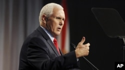 El exvicepresidente Mike Pence habla en el capítulo de Florida de la reunión anual de la Sociedad Federalista en el resort Disney's Yacht Club en Walt Disney World el viernes 4 de febrero de 2022 en Lake Buena Vista, Florida, EE. UU.