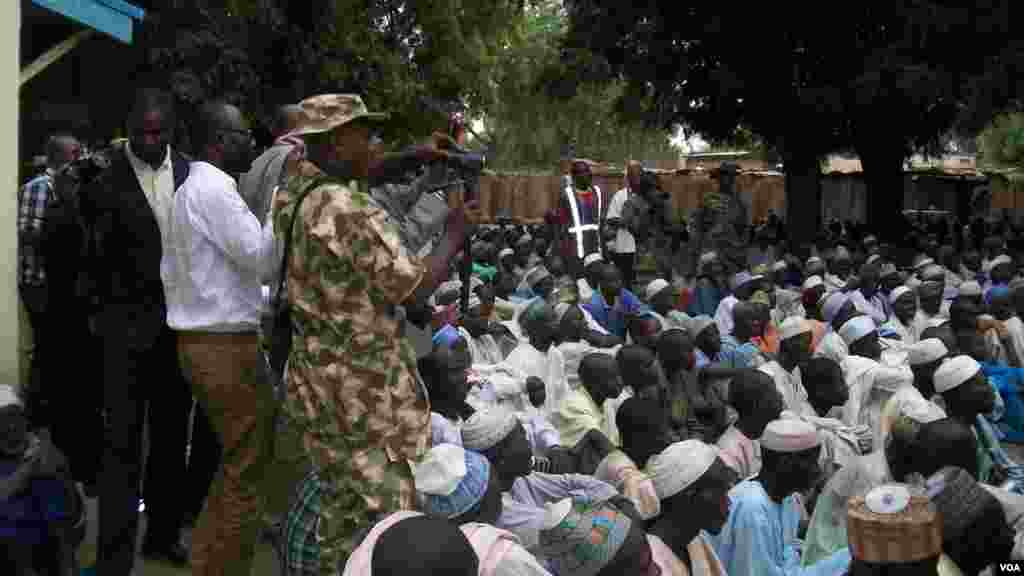 'Yan gudun hijirar da suka hallara domin ganawa da manyan baki a garin Bama, Jihar Borno
