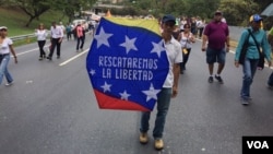 Aunque la Sala Constitucional del Tribunal Supremo de Justicia (TSJ), dominado por el chavismo, “suprimió” la madrugada de este sábado partes de las dos sentencias que sustentaron el “autogolpe” denunciado por la Asamblea Nacional opositora, el fondo del conflicto sigue siendo el mismo: Venezuela continúa sin Poder Legislativo.