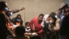 Dépouillement des urnes dans un bureau de vote en présence des représentants des candidats, le jeudi 12 août 2021 à Lusaka, en Zambie. 