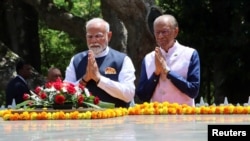 ভারতের প্রধানমন্ত্রী নরেন্দ্র মোদী মরিশাসে রাষ্ট্রীয় সফরকালে স্যার শিভুসাগর রামগুলামে পুস্পস্তবক অর্পনের পর শ্রদ্ধা নিবেদন করছেন। পাশে রয়েছেন মরিশাসের প্রধানমন্ত্রী নবীনচন্দ্র রামগুলাম। মরিশাস ১১ মার্চ,২০২৫।
