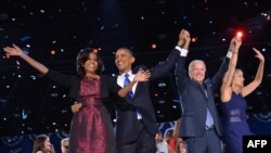 ABŞ prezident Barak Obama, birinci xanım Mişel Obama, vitse-prezident Co Bayden and ikinci xanım Cill Bayden qələbə nitqinin ardınca tərəfdarlarına əl yelləyirlər.