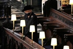 Ratu Elizabeth terlihat saat pemakaman Pangeran Philip dari Inggris, suami Ratu Elizabeth, yang meninggal pada usia 99 tahun, di Kapel St George, di Windsor, Inggris, 17 April 2021. (Foto: Reuters)