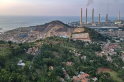 Cerobong asap menyemburkan asap berbahaya ke udara dari PLTU batu bara, sebuah ilustrasi gamblang mengenai ketergantungan Asia terhadap bahan bakar fosil yang mengancam target iklim, 21 September 2021. (Foto: AFP/Bay Ismoyo)
