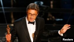 Director Pawel Pawlikowski holds his Oscar for best foreign language film at the 87th Academy Awards in Hollywood, California, Feb. 22, 2015.