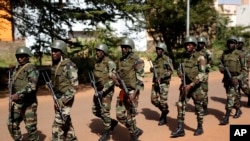 Des soldats maliens dans Bamako, 21 novembre 2015