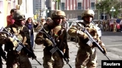 Las fuerzas armadas de Bolivia se movilizan mientras el presidente Arce "denunció la movilización irregular", en La Paz.
