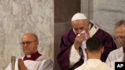 El papa Francisco mostró síntomas de resfriado en las actividades del Miércoles de Ceniza en Roma el 26 de febrero de 2020.