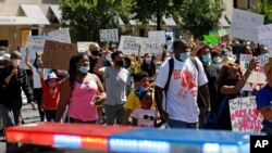 Para demonstran kembali berdemo dekat Gedung Putih, Washington DC, memprotes kematian George Floyd, pria Afrika-Amerika, akibat kebrutalan polisi, 13 Juni 2020. 