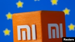ស្លាក​សញ្ញា Xiaomi ដែល​បោះពុម្ព​ជា 3D នៅខាងមុខ​ទង់​សហភាព​អឺរ៉ុប នៅ​ថ្ងៃទី៣០ ខែកញ្ញា ឆ្នាំ២០២១។