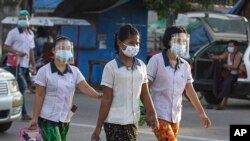 ရန်ကုန်မြို့ လှိုင်သာယာမြို့နယ်မှာ တွေ့ရတဲ့ အလုပ်သမား တချို့။ (အောက်တိုဘာ ၁၂၊ ၂၀၂၀)