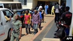 Les hommes arrêtés en lien avec la crise anglophone au Cameroun, devant le tribunal militaire de Yaoundé au Cameroun le 14 décembre 2018.