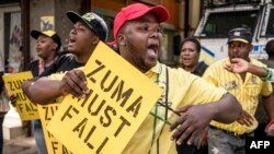 Des militants de l'ANC tiennent des pancartes "Zuma doit tomber", dans le quartier général du parti, à Johannesburg, le 5 février 2018.