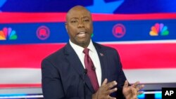 ARCHIVO - El senador Tim Scott, republicano por Carolina del Sur, habla durante un debate de las primarias presidenciales republicanas, el 8 de noviembre de 2023, en Miami.