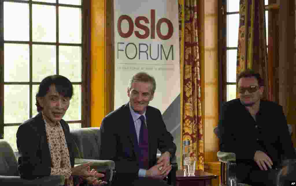 Từ trái, bà Aung San Suu Kyi, Ngoại trưởng Na Uy Jonas Gahr Stoere và ca sĩ Bono nói chuyện với truyền thông tại Oslo, ngày 18 tháng 6 năm 2012.