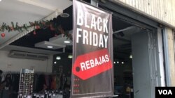 Una tienda en un concurrido bulevar en el centro de Caracas despliega un cartel a propósito del Black Friday o Viernes Negro, el 24 de noviembre de 2021. Foto: Álvaro Algarra - VOA.