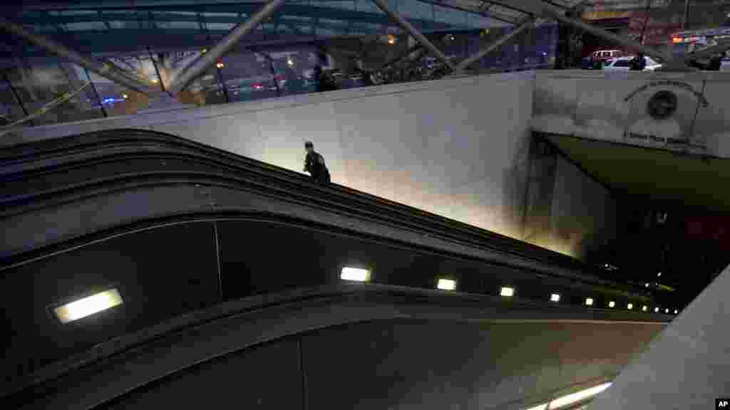 Un agent de la Police Metro Transit monte sur l'escalator à la station L'Enfant Plaza à Washington, lundi 12 janvier 2015, à la suite d'une évacuation.