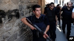 Turkish police officers conduct a security operation in Diyarbakir, southeastern Turkey, Aug. 15, 2015. Human Rights Watch accuses Turkish security forces of committing acts of abuse against civilians in their fight against the Kurdish rebel group, the PKK.