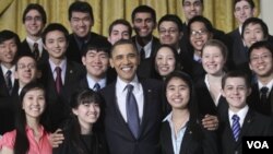 El presidente Barack Obama invitó a los finalistas de la Feria de búsqueda de talentos en ciencias a la Casa Blanca.