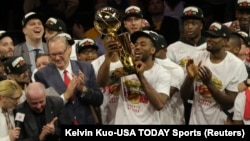 Kavai Lenard sa trofejem "Leri O'Brajen" namenjen šampionu NBA lige (Foto: Reuters/Kelvin Kuo-USA TODAY Sports)