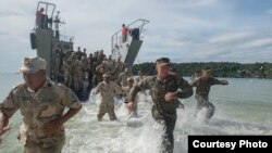 美海軍陸戰隊2012年7月3日訓練菲律賓軍隊反恐（美國國防部照片）