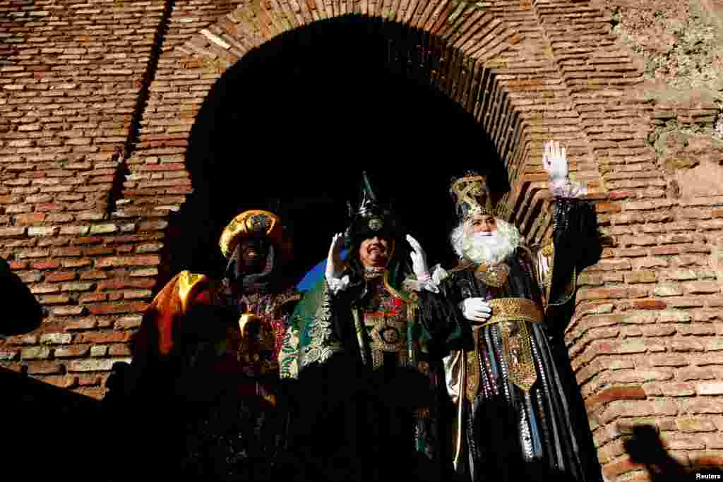 Varios hombres disfrazados de Melchor, Gaspar y Baltazar, los Tres Reyes Magos, en el desfile anual en la ciudad de Málaga, al sur de España, el cinco de enero del 2019. 