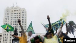 La gente participa en una protesta por la derrota del presidente de Brasil, Jair Bolsonaro, en la segunda vuelta de las elecciones presidenciales, frente al Cuartel General del Ejército en Río de Janeiro, el 2 de noviembre de 2022.