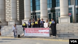 Students at the Hankuk University of Foreign Studies in Seoul hold a press conference, condemning the school's new policy of banning posters on campus. November 21, 2019. (VOA/Lee Juhyun)