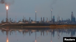 En su informe mensual, la Organización de Países Exportadores de Petróleo (OPEP) dijo que Venezuela informó que había bombeado 960.000 barriles por día (bpd) en marzo, una caída de casi 500.000 bpd con respecto a febrero.