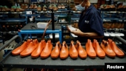 Un trabajador selecciona hormas de zapatos por tamaño en Full Time, en Caracas, Venezuela, 24 de octubre de 2022. REUTERS/Leonardo Fernandez Viloria